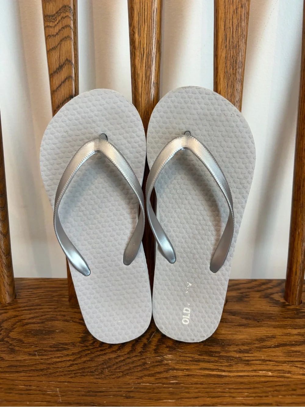 Old Navy Girls Size 12/13 Silver Metallic Flip Flops Pool Beach Summer Sandals
